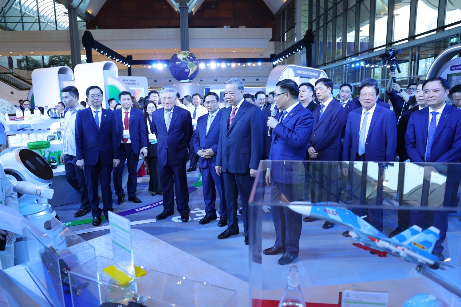 Comrade Le Manh Hung introduced to General Secretary To Lam, Prime Minister Pham Minh Chinh and other Party and State leaders about special defense fuel products.